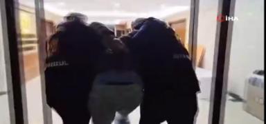 Beyo�lu'nda skandal olay! Tasma takt��� kad�n� sokaklarda dola�t�rd�