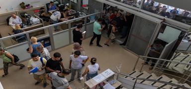 Yeni tip ehliyet i�in zamanla yar��t�lar: M�d�rl�kler doldu ta�t�