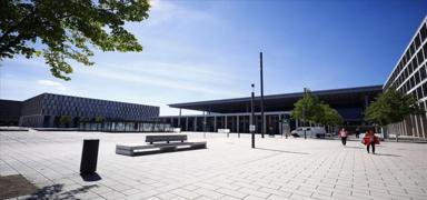 Almanya'da pheli drone panii! Uular askya alnd