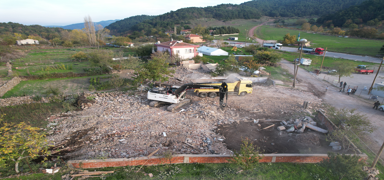 6,1'lik depremde zarar grmt... Sndrg'da hasarl binalarn ykm sryor