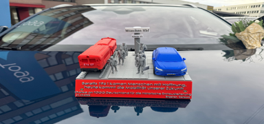 Almanya'da ilk teslimatlarn gerekletiren TOGG'un yetkililerine '1961 g ve gelecein mobilitesi' srprizi