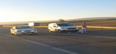 Erzurum'da ak�lalmaz olay! Ara�lar�n �zerine atlad�, cam k�rd�