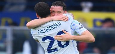 Hakan �alhano�lu'nun y�ld�zla�t��� ma�ta kazanan Inter