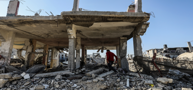 Siyonistlerden Filistin topraklar�nda barbarl�k: Ara�lar�n� ate�e verip, slogan att�lar