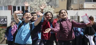 Milyonlarca renci ilk ara tatil ncesi yarn son kez ders ba yapacak