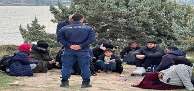 Aralarnda ocuklar da var... zmir'de ok sayda dzensiz gmen yakaland