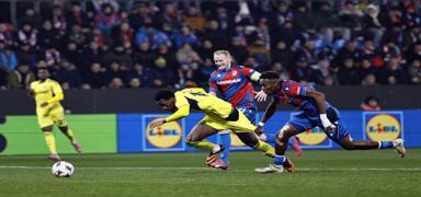 Hakem izledi, penalt�y� vermedi!