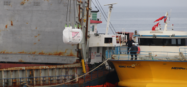 Kocaeli'de karaya oturan gemide s�z�nt� �nlemi al�nd�: 2 bin ton y�k tahliye ediliyor