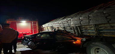 Afyonkarahisar'da otomobil t�ra �arpt�: 2 can kayb�