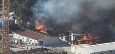 �zmir'de in�aat �antiyesinde korkutan yang�n: Alevler konteynerlere s��rad�