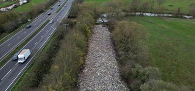 �ngiltere'de 150 metrelik ���p nehri� krizi! Halka kapat�ld�