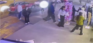 Kuyumcuda feci kaza! �zerine vitrin d��en ki�i �ld�