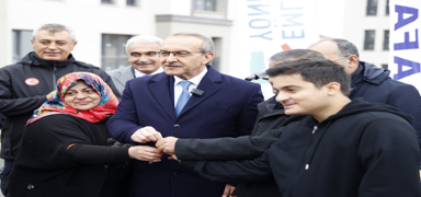 Malatya deprem konutlar�nda anahtar teslimi h�z kesmiyor: Hak sahiplerinin memnuniyetini art�rmak i�in �al��aca��z