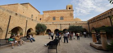 Mardin'de ara tatil bereketi... Sokaklar ziyaret�ilerle dolup ta�t�