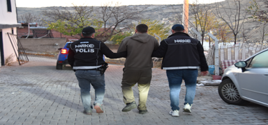 Nev�ehir'de zehir tacirlerine ge�it verilmedi: Hava destekli operasyonda 40 g�zalt�