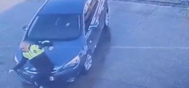 Dikkatsiz s�r�c� polise �arpt�! O anlar kameralara yans�d�