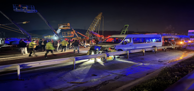 Bursa'da 4 servis minib�s� ile otomobil birbirine girdi: �l� ve �ok say�da yaral� var