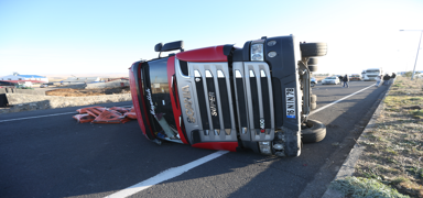 Kars'ta yem y�kl� t�r devrildi... Ula��ma kapanan yol g��l�kle a��ld�