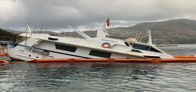 Marmaris'te teknenin yar�s� suya g�m�ld�