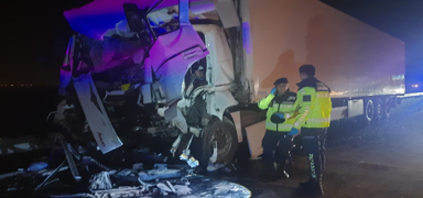 Adana'da t�r otob�se �arpt�: �ok say�da yaral� var