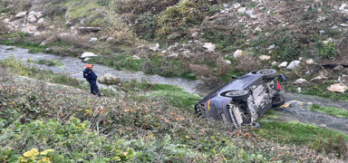 Bolu'da dereye devrilen otomobildeki 2 ki�i yaraland�