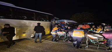 �zmir'de iki i��i servisi birbirine girdi: 13 yaral�