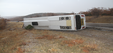 Konya'da okul servisi devrildi: 29 ��renci yaraland�