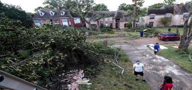 ABD'de kas�rga binlerce ki�iyi elektriksiz b�rakt�