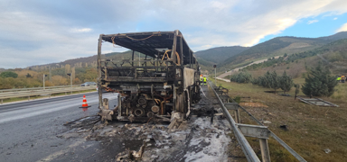 Faciadan d�n�ld�: ��rencileri ta��yan otob�s alev ald�