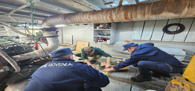 Trabzon'da denizde operasyon! Litrelerce ka�ak akaryak�t ele ge�irildi