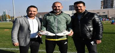 G�khan �nal'a s�rpriz