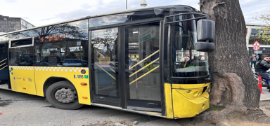 �ETT kontrolden ��karak a�aca �arpt�! Trafik kilitlendi