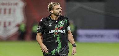 Bu sezonki ���nc� k�rm�z� kart�!