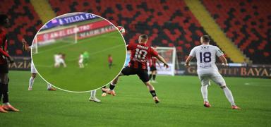 Kaleci kalesini terk etti, gol geldi