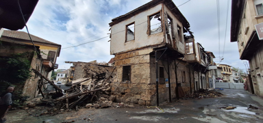 Daha �nce yang�nda hasar g�rm��t�: Metruk evin bir b�l�m� ��kt�