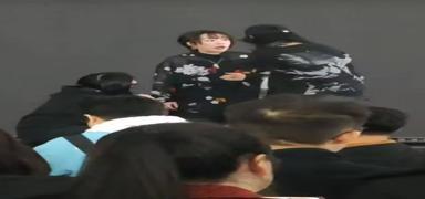 Sanat��n�n performans� yar�m kald�