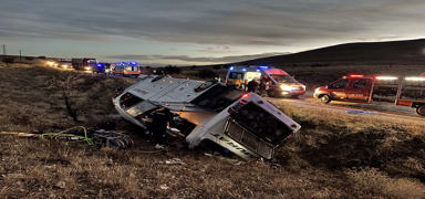 Yolcu otob�s� �arampole devrildi