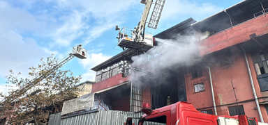 Ba�ak�ehir'de i� yerinde yang�n: Ekipler m�dahale ediliyor