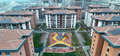 Depremde y�zlerce ki�iye mezar olmu�tu! Y�re sakinleri Ebrar Sitesi'nin yerine yap�lan konutlara ta��nd�