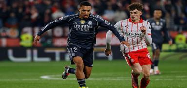 Real Madrid, zirveyi Barcelona'ya kapt�rd�