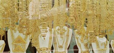 Byle hrszlk grlmedi: Altn kolyeyi yutarak almaya kalkt