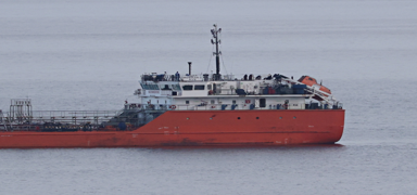 Karadeniz'de sald�r�ya u�rayan 'MIDVOLGA-2' isimli gemi Sinop'a ula�t�