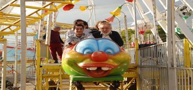 Oyuncular �ocuklu�una d�nd�! Setten renkli lunapark kareleri