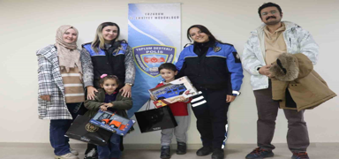 Kaybolan oyunca��n�n bulunmas�n� istemi�ti: Polisten k���k �ocu�a y�rek �s�tan jest