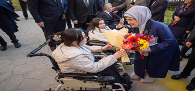 Emine Erdo�an: Daha s�k� sar�lmal�y�z