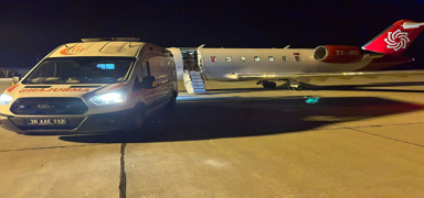 Kars'ta solunum s�k�nt�s� �eken bebe�e ambulans u�ak yeti�ti: Ankara'ya sevk edildi