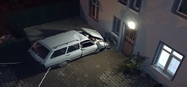K�tahya'da evin duvar�na �arpan otomobildeki 1 ki�i �ld�, 1 ki�i yaraland�
