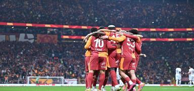 Galatasaray taraftar�ndan tak�ma destek