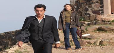 �skender k��eye s�k���yor! Cennetin �ocuklar�'nda b�y�k y�zle�me