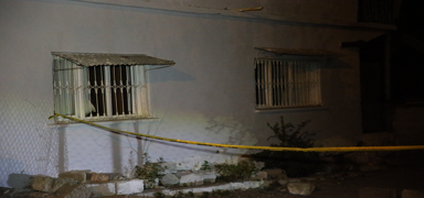 E�ini evinin banyosuna g�md�